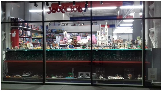 Vitrine réalisée pour le magasin «&nbsp;JouéClub&nbsp;» à Saint-Chamond